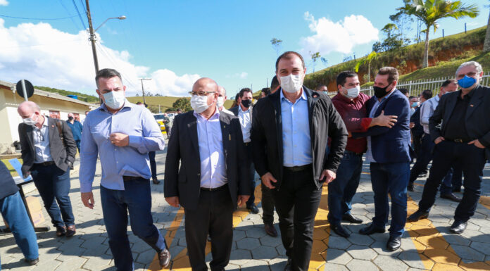 Governador participa de inaugurações em Ilhota e anuncia recursos para pavimentação de ruas