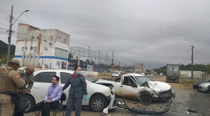 Acidente deixa duas pessoas feridas em Penha