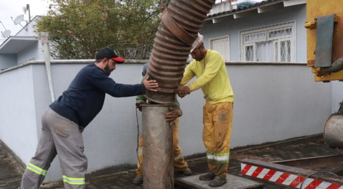 Secretaria de Obras realiza limpeza de valas com hidrojateamento