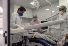 Odontomóvel atende pacientes em frente a UBS Santo Antônio