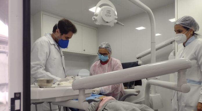 Odontomóvel atende pacientes em frente a UBS Santo Antônio
