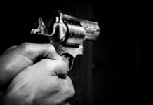 Homem leva tiros durante confusão dentro da marcenaria em Balneário Piçarras