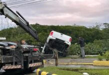 Motorista perde controle da caminhonete e cai na Lagoa do Quinca Ludo