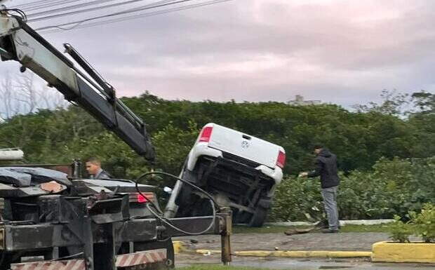 Motorista perde controle da caminhonete e cai na Lagoa do Quinca Ludo