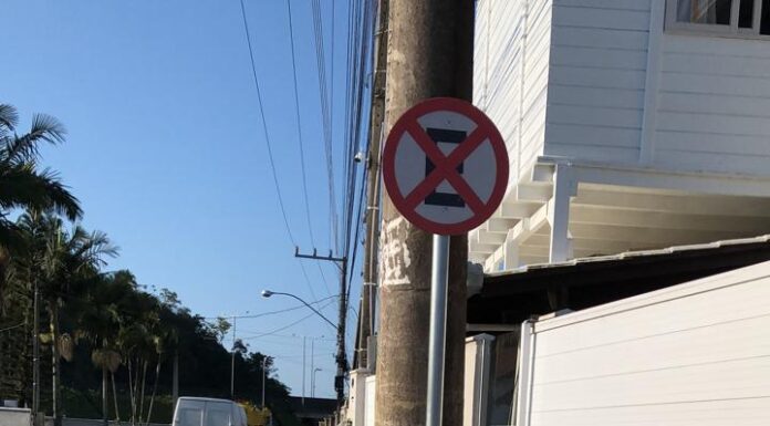 Estacionamento na Estrada Geral de Santa Lídia ganha sentido único