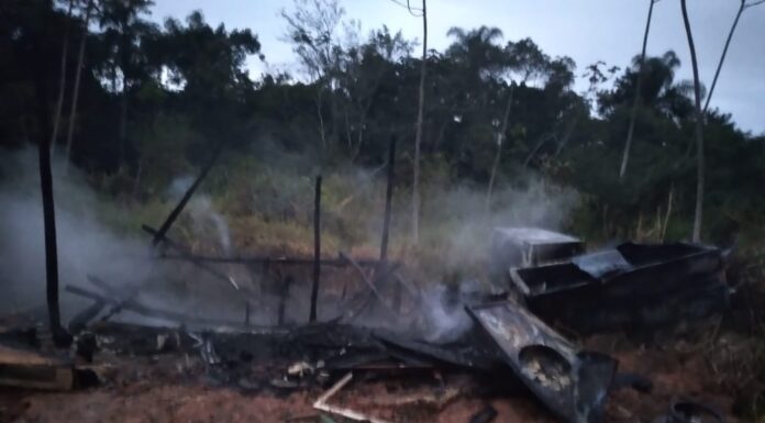Casa que pegou fogo na Rua Gaivotas ainda é mistério em Balneário Piçarras