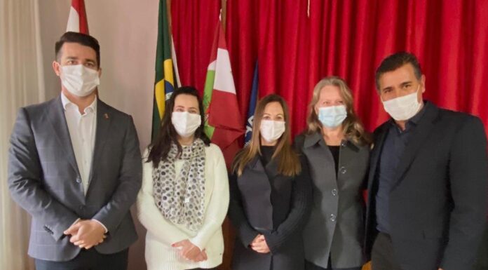 Autoridades de Penha e Santa Catarina debatem sobre políticas públicas para Assistência Social do município