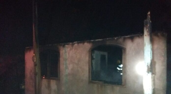 Casa às margens da BR 101 é incendiada em Barra Velha
