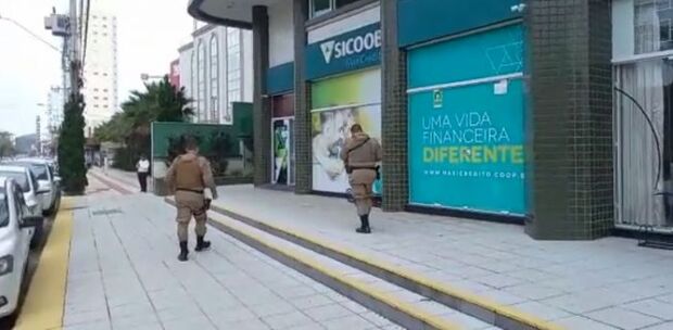 Bandidos assaltam cooperativa de crédito fogem a pé e ampliam o terror em Balneário Piçarras