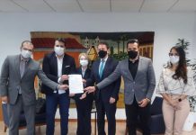 Maurício representa os vereadores na entrega do projeto para construção do Fórum de Penha