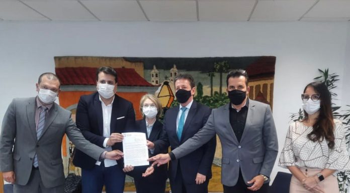 Maurício representa os vereadores na entrega do projeto para construção do Fórum de Penha