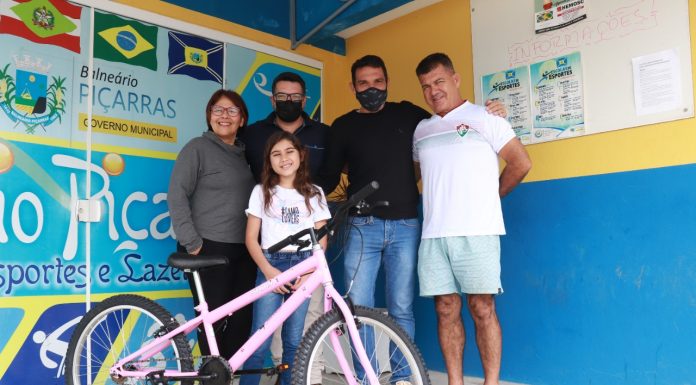 Criança de Balneário Piçarras recebe bicicleta sorteada pelo município