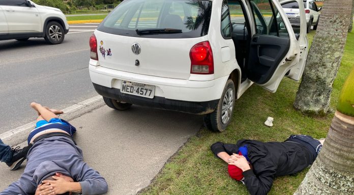 Polícia Militar recupera veículo usado por assaltantes em Penha