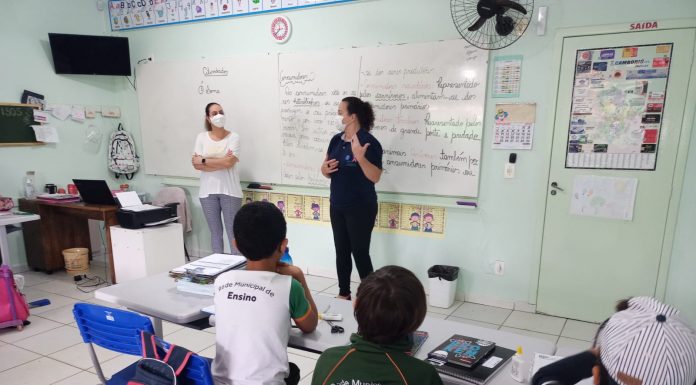 Estudantes de escolas municipais de Camboriú recebem cartilha do projeto Saúde Nota 10