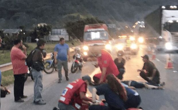 Mulheres que pilotovam moto Biz são atropeladas e arrastadas em Penha