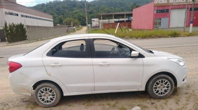 Homem dormindo na calçada é atropelado por carro que saía de motel em Penha