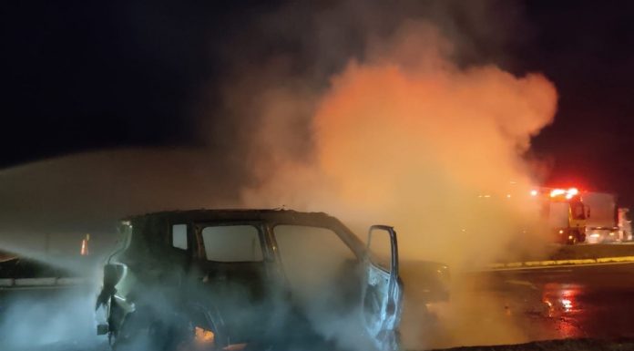Carro pega fogo com casal dentro em Balneário Piçarras