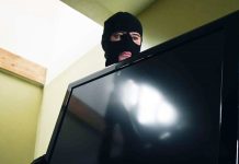 Ladrões arrombam casa levam TVs de 40 e 39 polegadas no Bairro Itacolomi