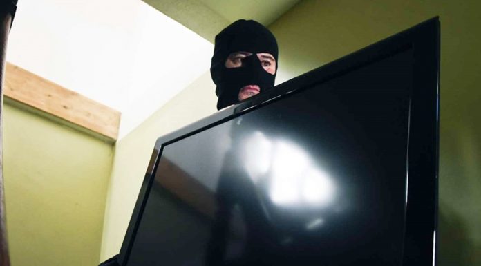 Ladrões arrombam casa levam TVs de 40 e 39 polegadas no Bairro Itacolomi