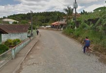 Bandidos levam celular e dinheiro de casal de idosos em Balneário Piçarras