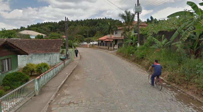 Bandidos levam celular e dinheiro de casal de idosos em Balneário Piçarras