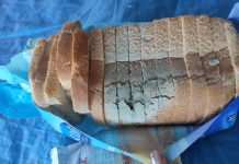 Mercado de Balneário Piçarras vende pão mofado para cliente
