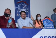 Moradores de Penha lotam a escola do Mariscal para receber títulos de propriedade
