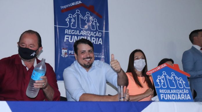 Moradores de Penha lotam a escola do Mariscal para receber títulos de propriedade