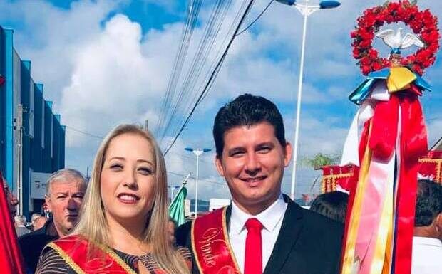 Piçarrense Raphael Neves e Andrea Maria Borba recebem as bênçãos para visita da Bandeira do Divino