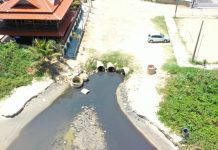Praias de Penha sofrem com a falta da implantação da rede de esgoto