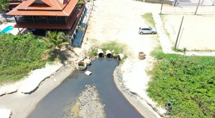 Praias de Penha sofrem com a falta da implantação da rede de esgoto