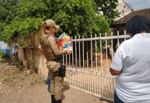 Polícia Militar de Balneário Piçarras distribui cestas básicas a famílias carentes