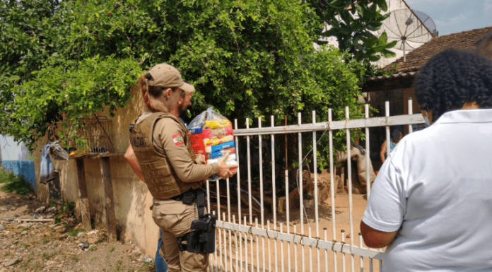 Polícia Militar de Balneário Piçarras distribui cestas básicas a famílias carentes