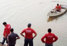 Turistas são resgatados após naufrágio no rio Piçarras