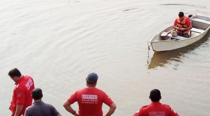 Turistas são resgatados após naufrágio no rio Piçarras