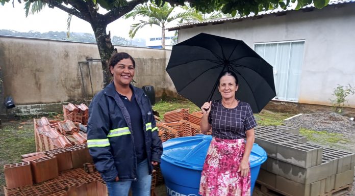 Moradores de Penha são beneficiados com doação de caixas d´água