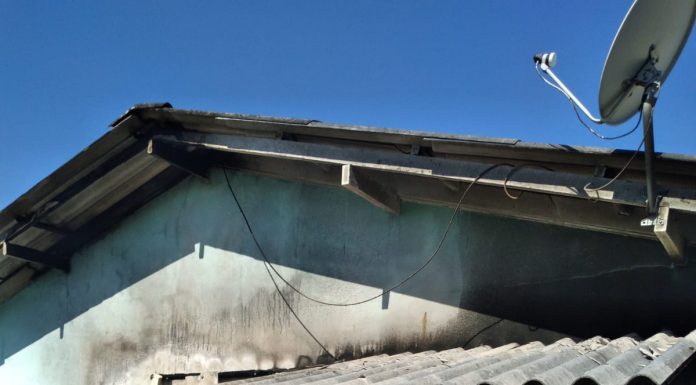 Incêndio destrói residência lavanderia de residência na Vila Olaria