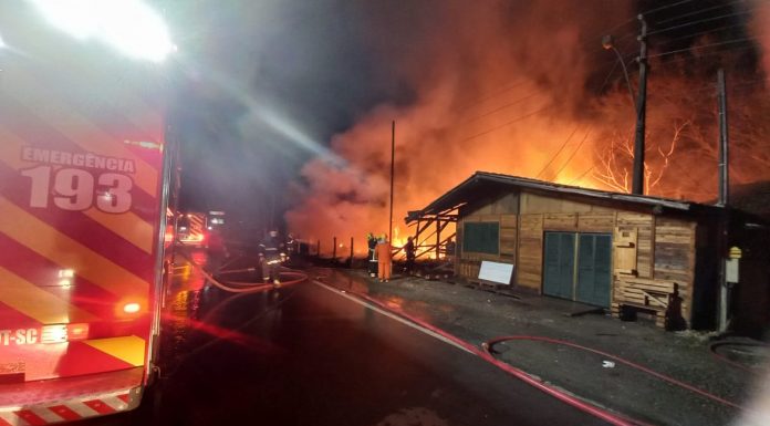 Incêndio destrói galpão no acesso de Penha e Balneário Piçarras