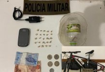 Dois homens são presos com 24 pedras de crack no Beco da Queronese em Piçarras