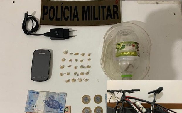 Dois homens são presos com 24 pedras de crack no Beco da Queronese em Piçarras