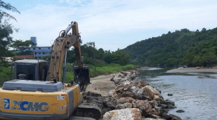 Navegantes faz limpeza e desassoreamento do Rio Gravatá na divisa com Penha