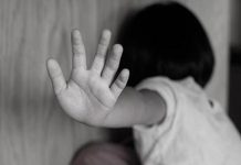 Pai vai à Justiça para tirar filha do convívio do padrasto suspeito de estupro em SC