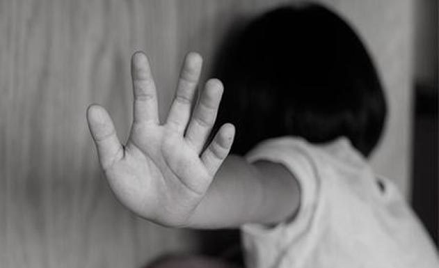 Pai vai à Justiça para tirar filha do convívio do padrasto suspeito de estupro em SC