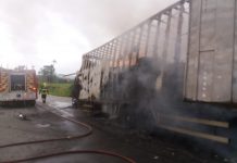 Caminhão carregado com 10 toneladas de tecido pega fogo em São João do Itapocú