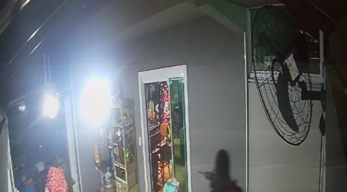 Assaltantes armados rendem família e roubam casa em Piçarras