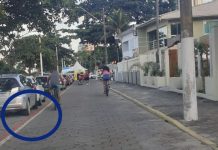 Carros estacionam irregularmente sobre a ciclovia na Festa dos Amigos em Balneário Piçarras