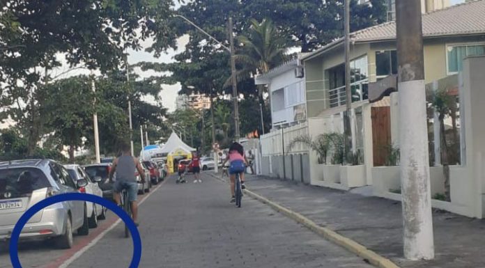 Carros estacionam irregularmente sobre a ciclovia na Festa dos Amigos em Balneário Piçarras