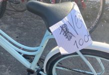 Andarilho leva bicicleta de morador em frente a Caixa Econômica Federal de Penha