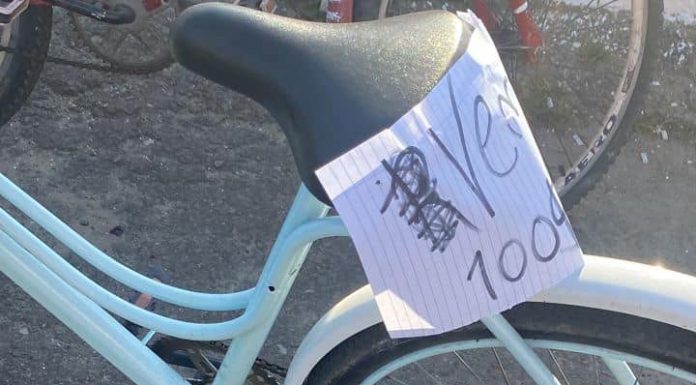 Andarilho leva bicicleta de morador em frente a Caixa Econômica Federal de Penha