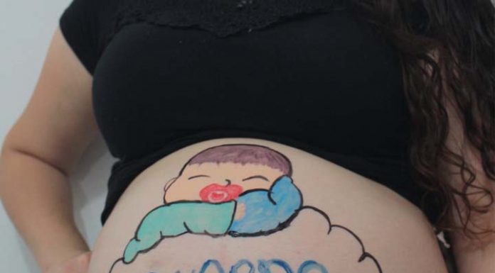 Pintura na barriga das gestantes mostra posição do bebê